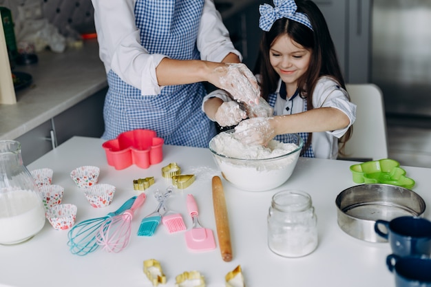 Mãe e filha que cozinham junto na cozinha. vista do topo