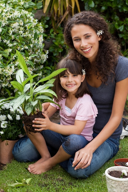 Mãe e filha que trabalham no jardim