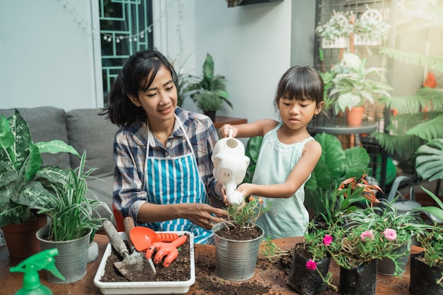 Mãe e filha regando suas plantas