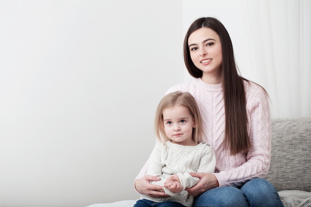 Mãe e filha riem juntos em casa