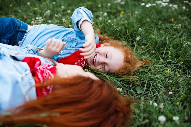 Mãe e filha ruivas se divertem na natureza