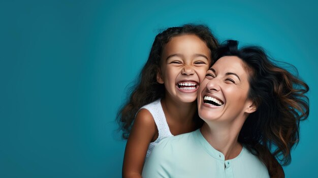 Mãe e filha se abraçando e rindo contra um fundo azul Criado com tecnologia Generative AI