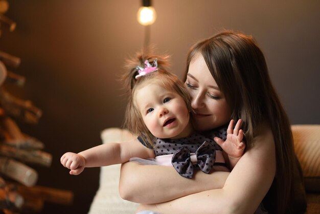 Mãe e filha se divertem juntas antes do natal