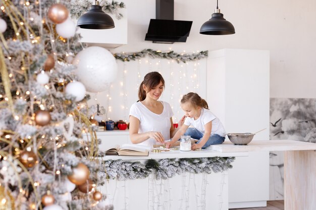 Mãe e filha se divertem na cozinha