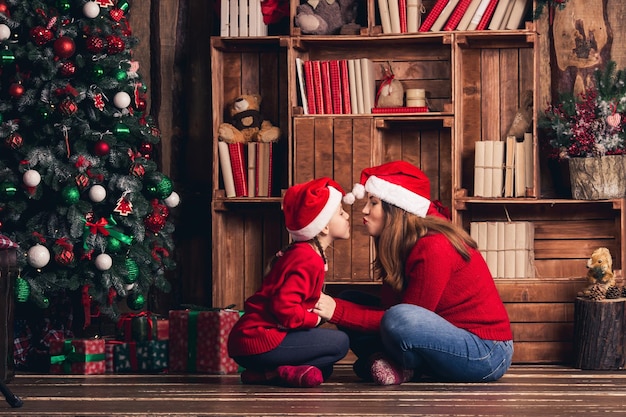 Mãe e filha se divertem no Natal