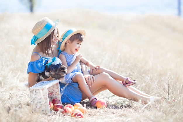 mãe e filha se divertindo ao ar livre