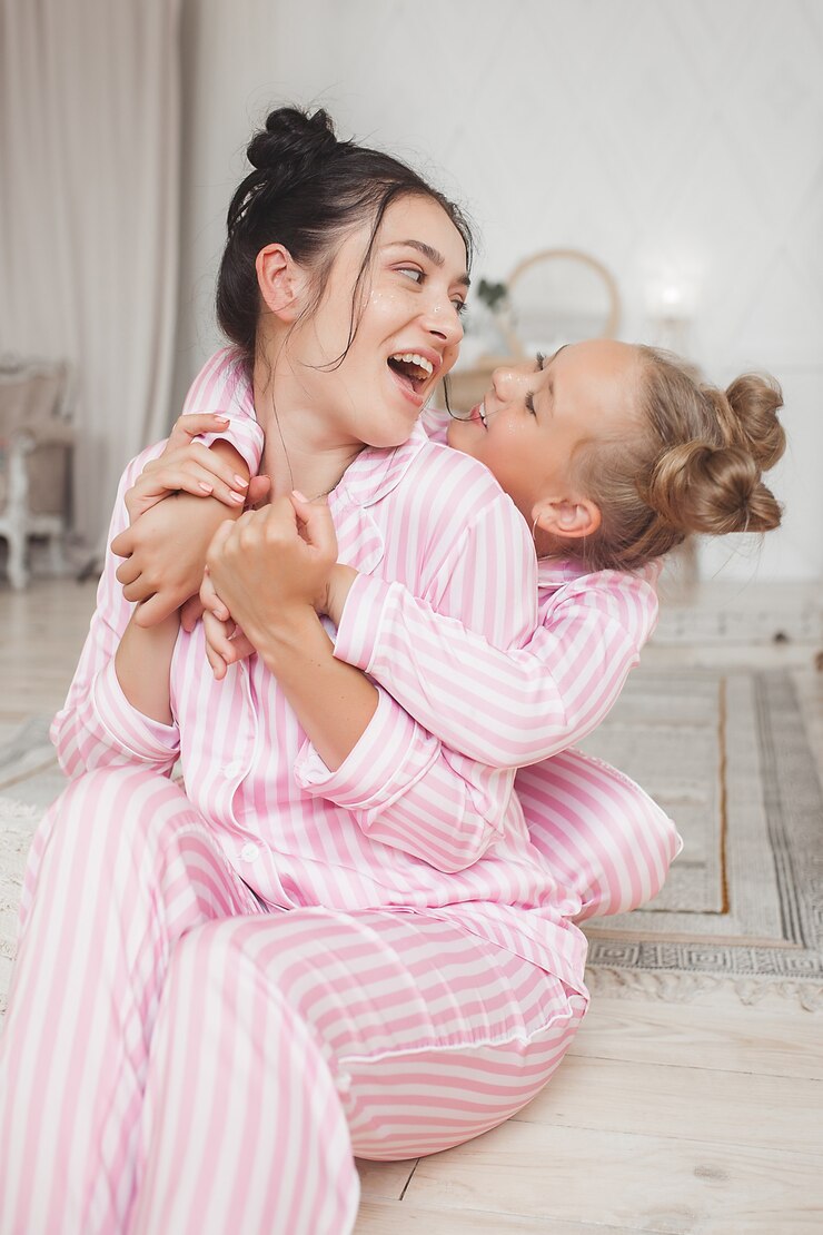 Mãe e filha se divertindo em casa. Meninas dentro de casa.
