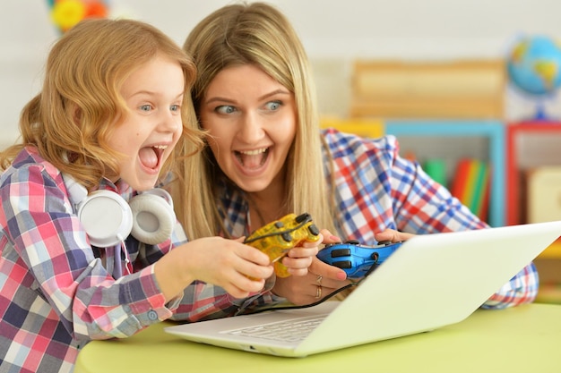 Mãe e filha se divertindo jogando