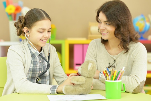 Mãe e filha se divertindo juntos na mesa