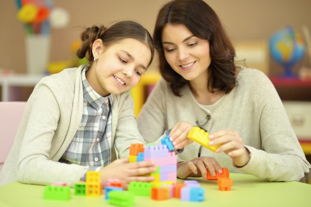 Mãe e filha se divertindo juntos