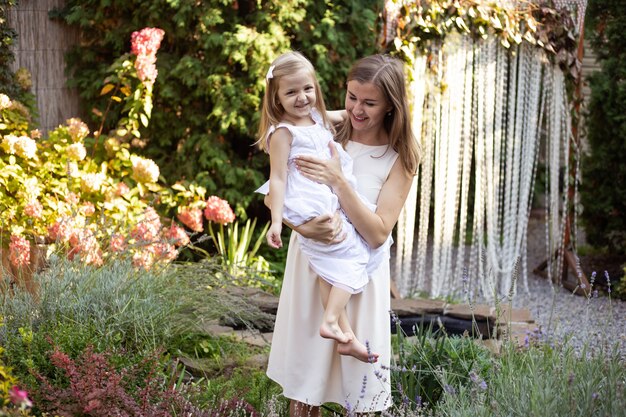 Mãe e filha se divertindo no jardim, dia das mães