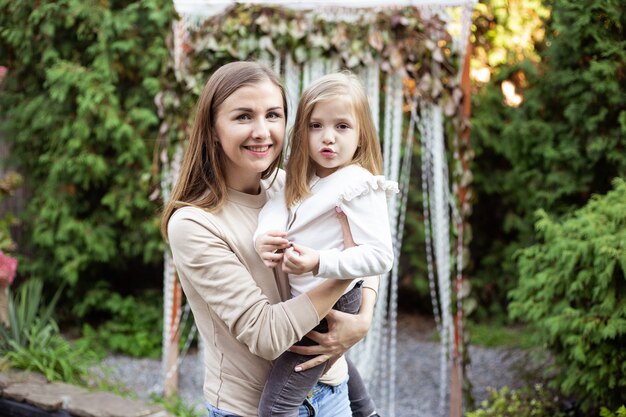 Mãe e filha se divertindo no jardim