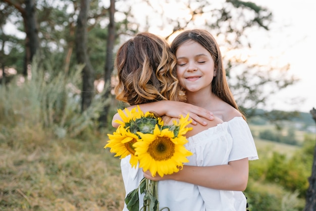 Mãe e filha se divertindo no parque