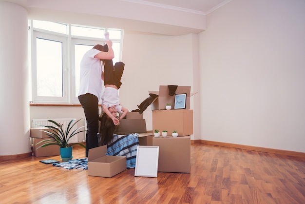 mãe e filha se divertindo porque se mudaram para o apartamento copyspace