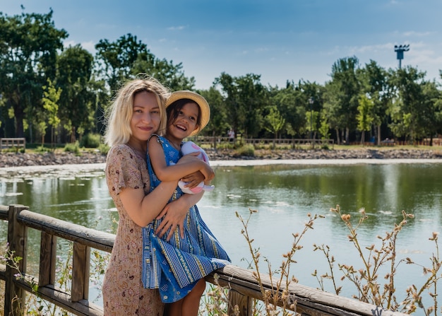 Mãe e filha se divertindo