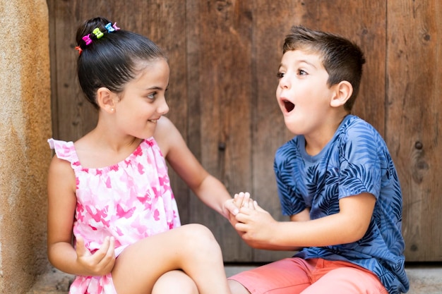 Foto mãe e filha sentadas ao ar livre