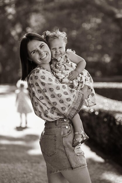 Mãe e filha sorriem e brincam