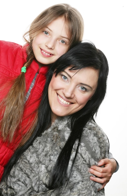 Mãe e filha sorrindo para a câmera