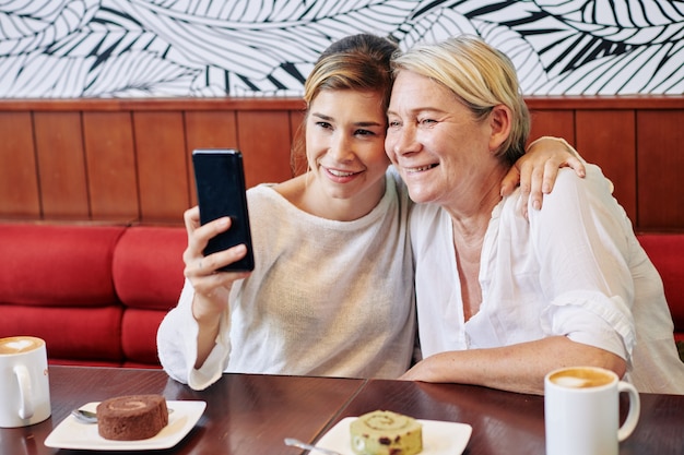 Mãe e filha tirando selfie