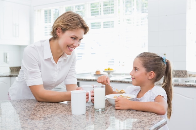 Mãe e filha tomando café da manhã