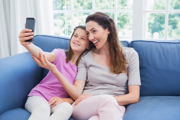 Mãe e filha tomando um selfie