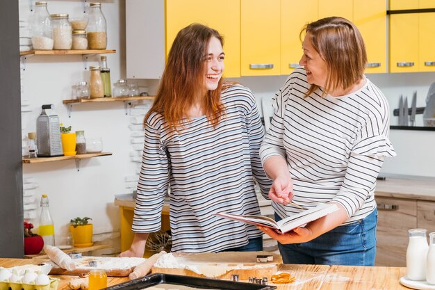 Mãe e filha trabalhando juntas na cozinha