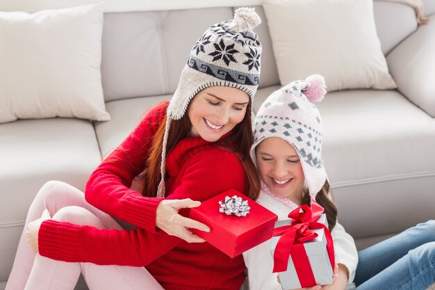 Mãe e filha trocando presentes no Natal