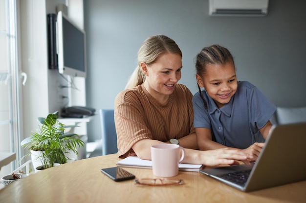 Mãe e filha usando o laptop juntos