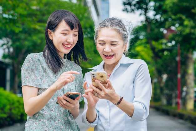 Mãe e filha usando smartphones