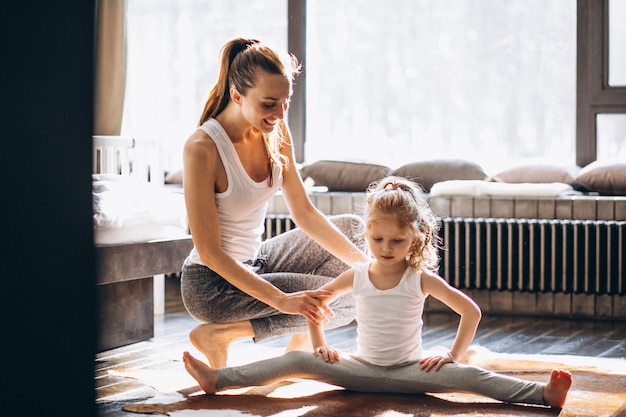 Mãe e filha yoga em casa