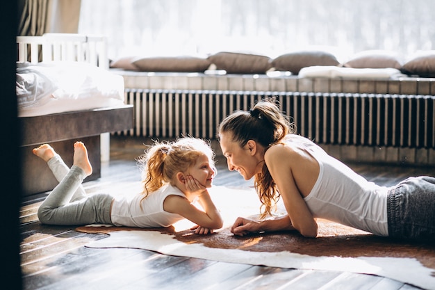 Mãe e filha yoga em casa