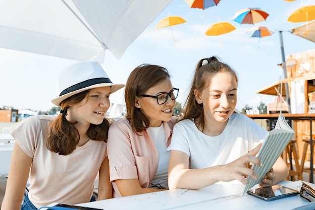 Mãe e filhas adolescentes se divertem, conversando