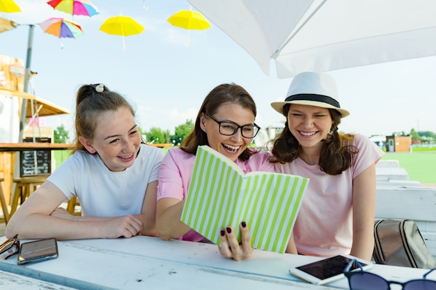 Mãe e filhas adolescentes se divertem