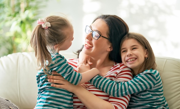 Mãe e filhas brincando