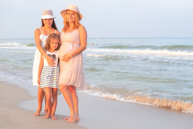 Mãe e filhas na praia