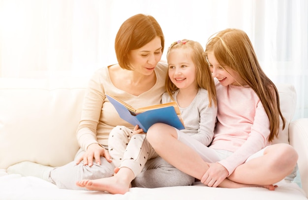 Mãe e filhas reaading livro infantil