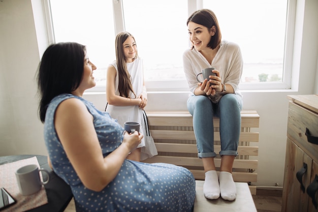 Mãe e filhas se divertindo juntos