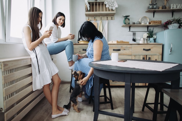 Mãe e filhas se divertindo juntos