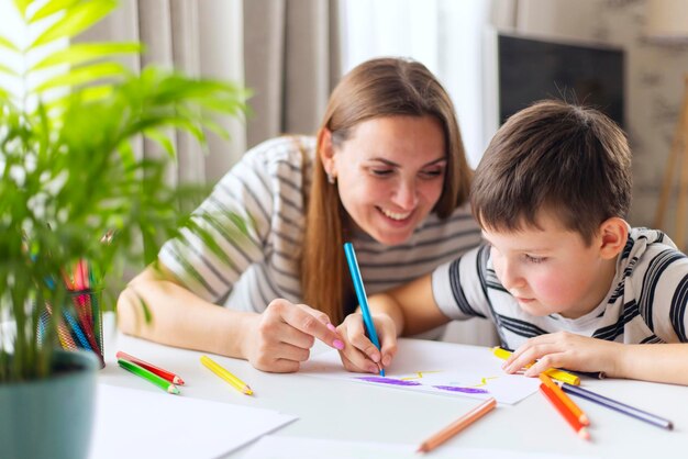 Mãe e filho a desenhar juntos