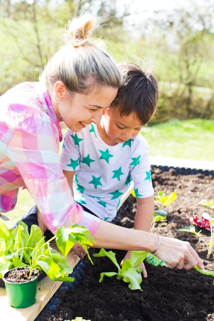 Mãe e filho a jardinar no quintal