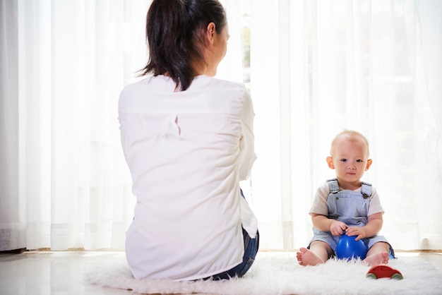 Mãe e filho a passar tempo em casa