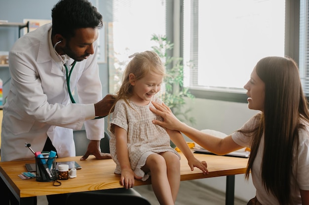 Mãe e filho a ver o médico de família