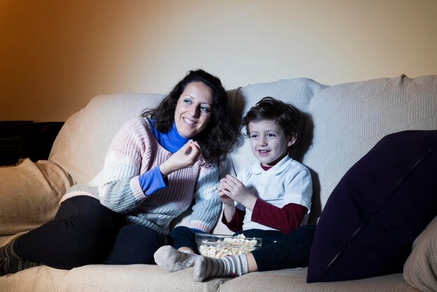 Foto mãe e filho a ver televisão.