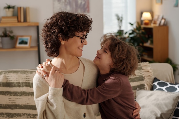 Foto mãe e filho abraçando-se