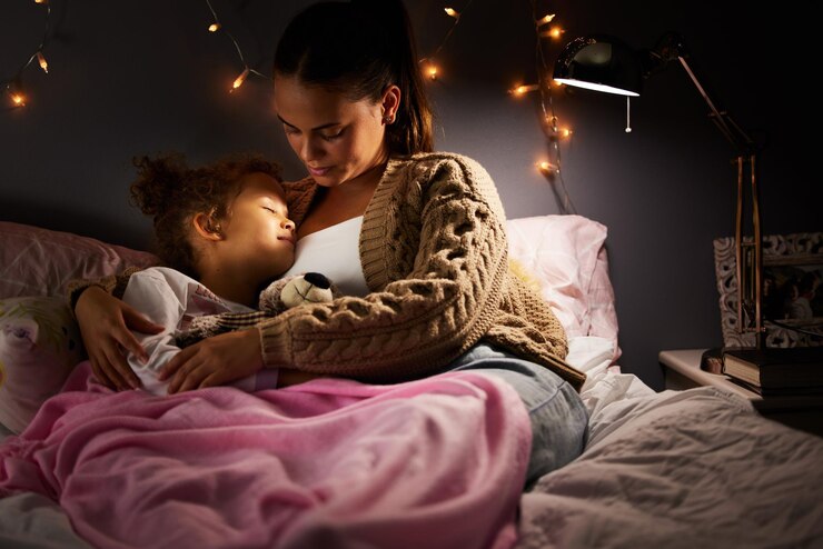 Foto mãe e filho abraçar na cama à noite conforto e relaxar com o sono ligação e amor na casa da família calma paz e mulher e filha juntos com confiança segurança e segurança na infância