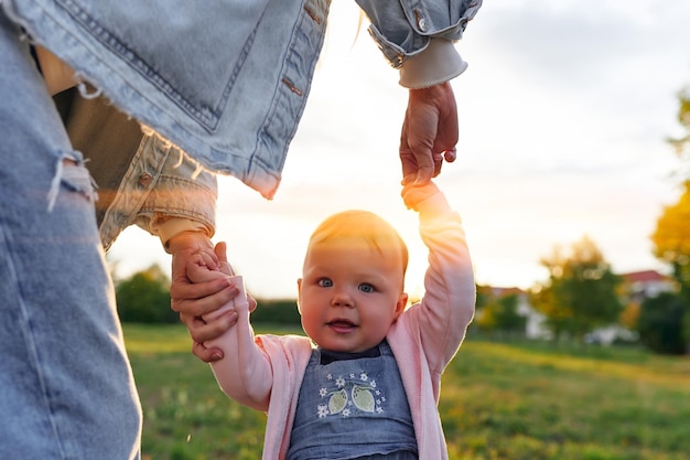 Mãe e filho andam no parque à noite