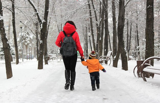 Mãe e filho andando em winter park