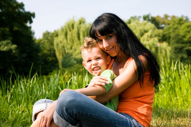 Mãe e filho ao ar livre