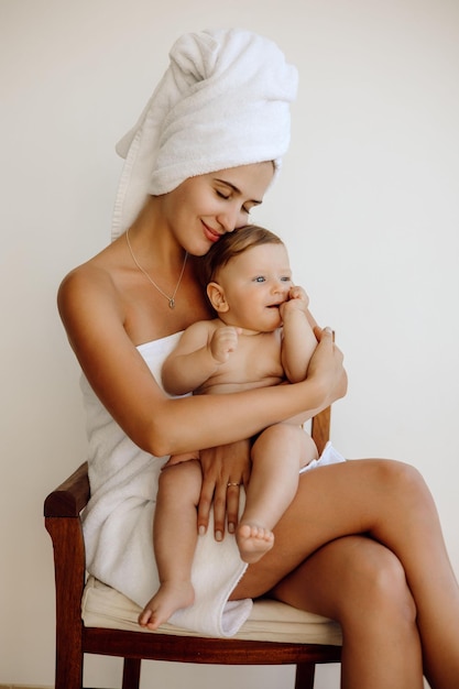 Mãe e filho após o banho mãe e bebê