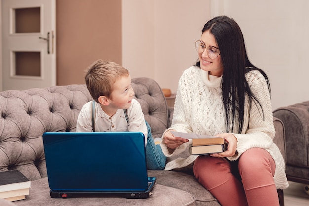 Mãe e filho aprendendo em casa